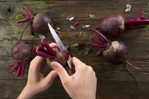 Peel the beetroot photo