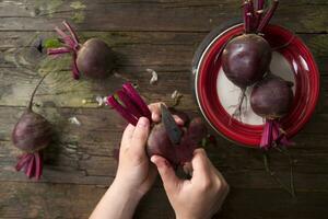 Peel the beetroot photo