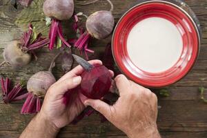 Peel the beetroot photo