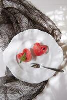 un blanco plato con un corazón conformado pedazo de sandía y un tenedor foto