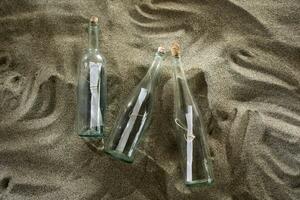 mensaje en un botella a el playa foto