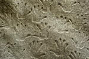 huellas de manos en el arena foto
