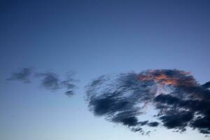 pequeño nube a puesta de sol foto