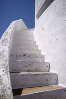 blanco escalera en albañilería foto