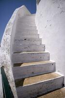 blanco escalera en albañilería foto