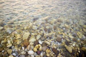 piedras en el río cama foto