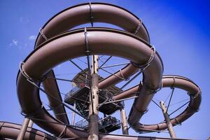 cargar los portes estructuras de un parque agua foto