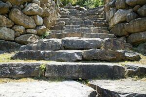 escalera en antiguo Roca foto