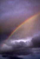 el arco iris después el tormenta foto