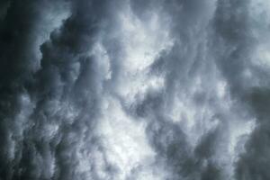 negro nubes desde tormenta foto