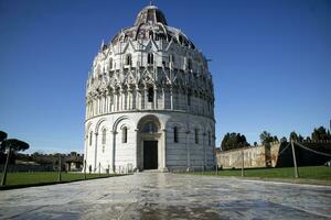 el bautisterio en plaza dei miracoli en Pisa foto