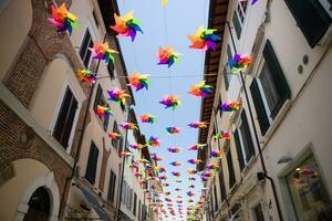 molinetes a color temprano verano en pietrasanta lucca toscana foto