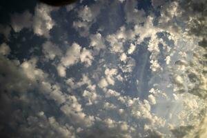 el geométrico composición de el pequeño nubes foto