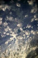 el geométrico composición de el pequeño nubes foto