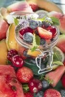 vistoso mezclado Fruta ensalada en un vaso envase foto