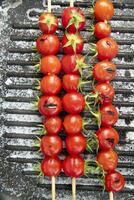 brocheta de rojo y jugoso pachino Tomates cocido en un plancha foto