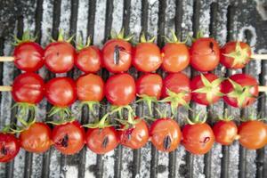 brocheta de rojo y jugoso pachino Tomates cocido en un plancha foto