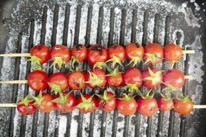 brocheta de rojo y jugoso pachino Tomates cocido en un plancha foto