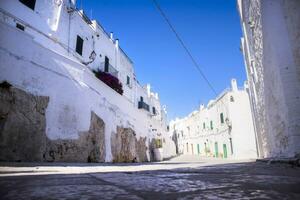 el blanco calles de ostuni en salento puglia foto