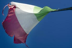 el italiano bandera desgastado por el viento foto