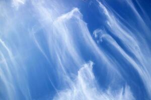 capas de blanco nubes en azul cielo foto