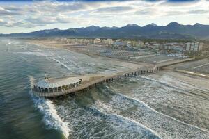 aéreo ver a amanecer de el muelle de piscina di camaiore Italia foto