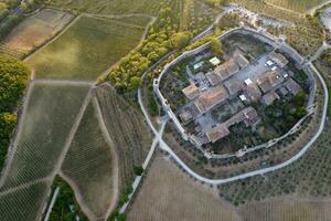 aéreo ver de el antiguo pueblo de monteriggioni toscana Italia foto