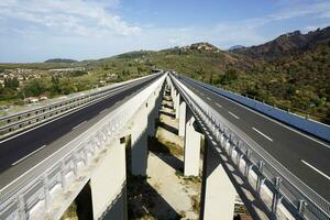 autopistas en reforzado hormigón pilones foto