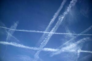 el caminos en el cielo ese salir el aviones en vuelo foto