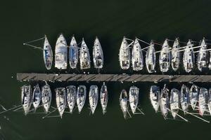 aéreo ver de barcos amarrado en el turista Puerto de viareggio Italia foto