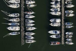 aéreo ver de barcos amarrado en el turista Puerto de viareggio Italia foto