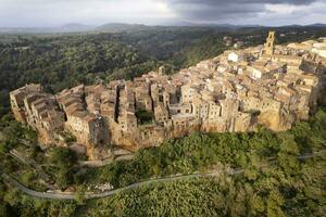 aéreo ver de pueblo de pitigliano toscana Italia foto