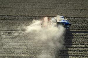 aéreo ver de un tractor en el momento de siembra foto