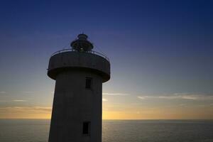 aéreo ver de el faro de viareggio toscana tomado a puesta de sol foto