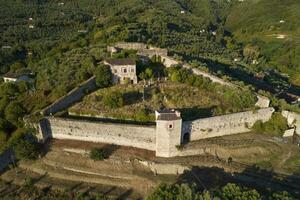 aéreo ver de el rocca di sala en pietrasanta toscana foto