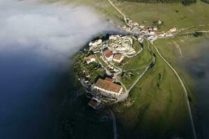 aéreo ver de el pueblo de castelluccio di norcia devastado por terremoto foto