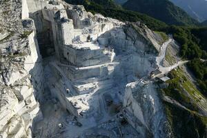 cantera para el extracción de bloques de blanco estatuaria mármol foto