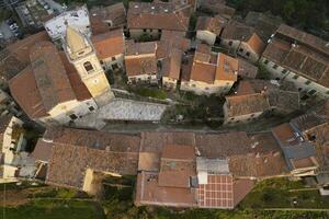 aéreo ver de el pequeño pueblo de Monteggiori versilia foto