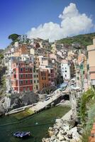 el pequeño pueblo de riomaggiore cinque terre foto