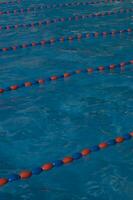 un azul nadando piscina con naranja y rojo líneas foto