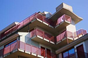 un edificio con balcones foto