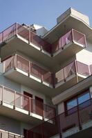 un edificio con balcones foto