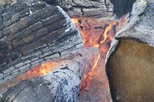 un cerca arriba de un fuego ardiente en un madera foto