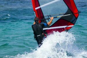 un hombre Windsurfing en el Oceano foto