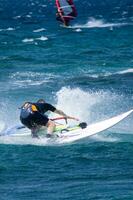 un hombre Windsurfing en el Oceano foto