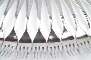 muchos tenedores y cuchillos son arreglado en un pila foto