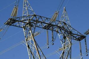 un grande eléctrico torre con alambres y alambres foto