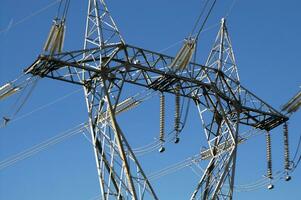 un grande eléctrico torre con alambres y alambres foto