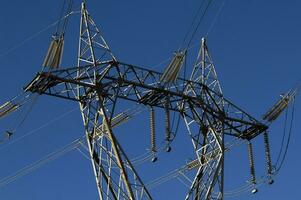 un grande eléctrico torre con alambres y alambres foto