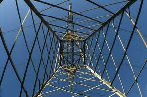 un grande eléctrico torre con alambres y alambres foto